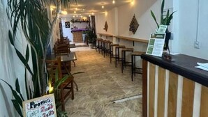 Un espace d’accueil avec un comptoir, des chaises et des plantes en pot.