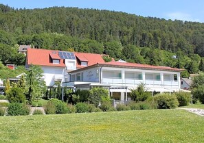 A hotel with a red roof, solar panels, and a garden in front. - Zv Fle Hotel Restaurant Spa (Sulz am Neckar)