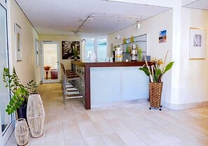 A modern kitchen with a central island, stainless steel appliances, and a bar area. - Zv Fle Hotel Restaurant Spa (Sulz am Neckar)