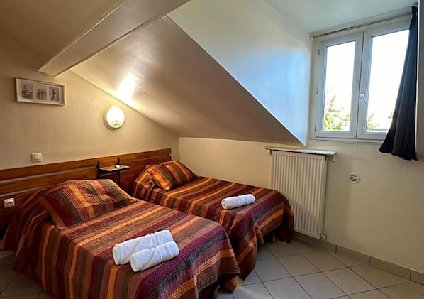 Room - Hv Tel Victor Hugo (Aubervilliers)
