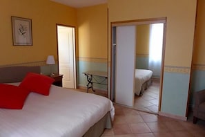 Una habitación de hotel con una cama, una mesita de noche, una mesa y una silla.