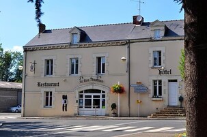 Um edifício de dois andares com restaurante e hotel.