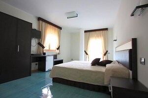 Un dormitorio con cama, escritorio y armario.