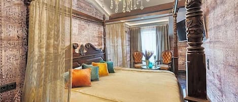 Una cama con dosel y cortinas, un candelabro y vistas de un paisaje urbano a través de una ventana.