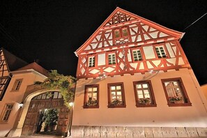 A traditional half-timbered building with a prominent entrance and multiple windows. - Weinhaus Henninger (Kallstadt)