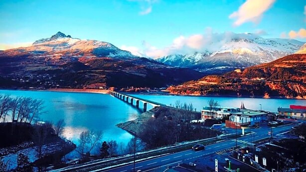 A bridge over a river with mountains in the background. - Hv Tel Les Chaumettes (Savines-le-Lac)
