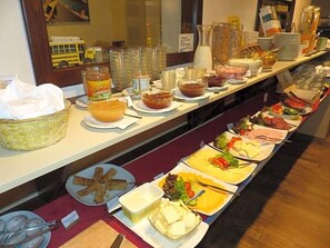 Un bufé con diversas opciones de comida y salsas.
