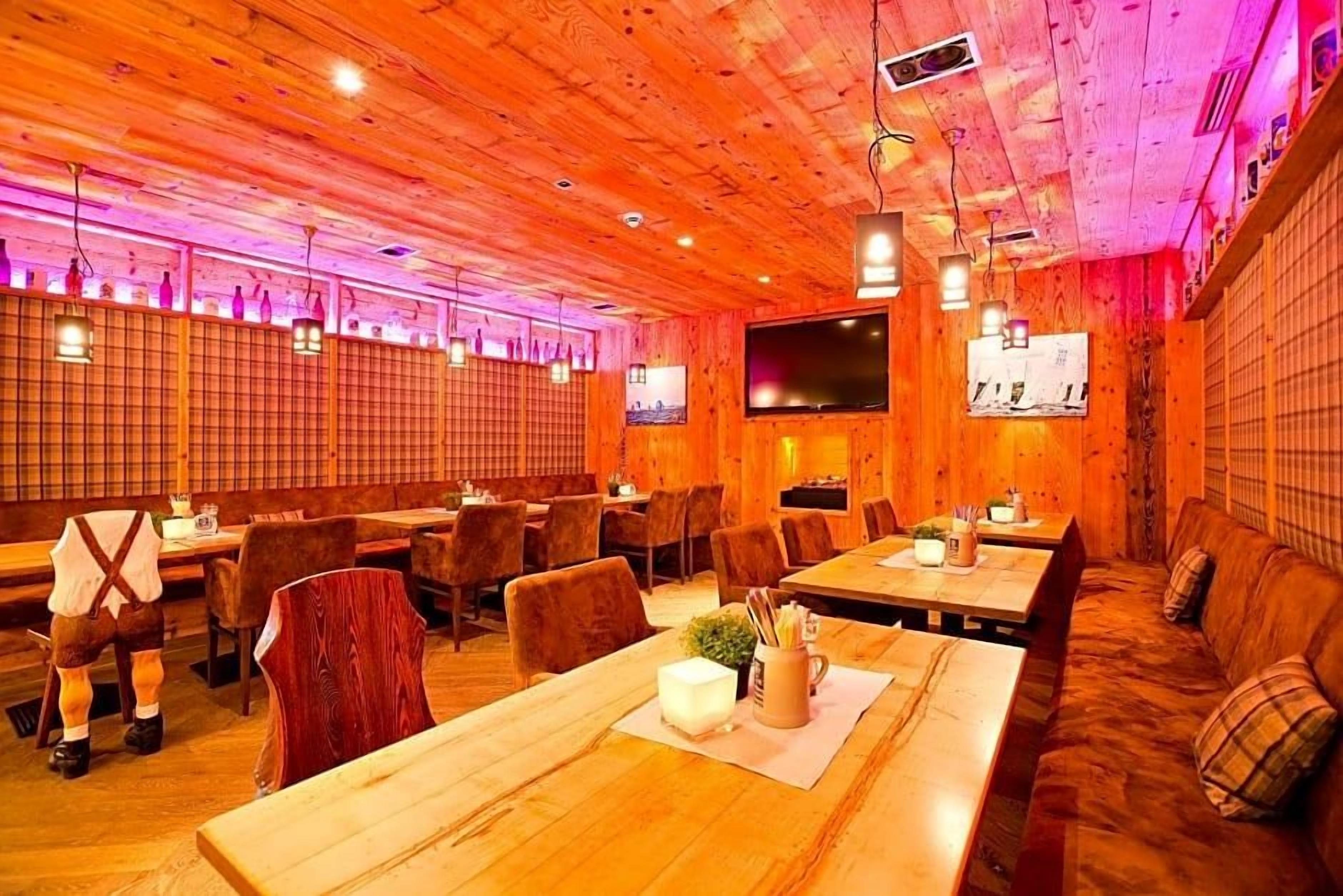 Un restaurante con paredes, mesas y sillas de madera.
