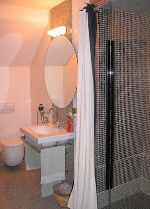 A bathroom with a shower, sink, and toilet. - Da Nicola (Montegrotto Terme)