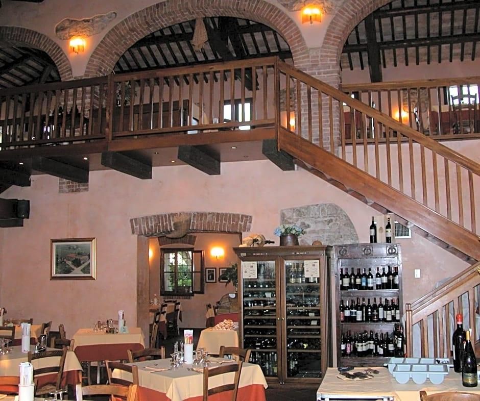 Un restaurante con escalera de madera, bodega de vinos y zona de comedor.