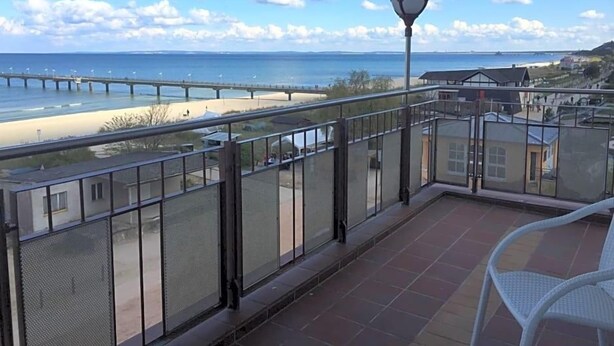 A balcony with a view of the beach and a pier. - Panorama Hotel Bansin (Heringsdorf)
