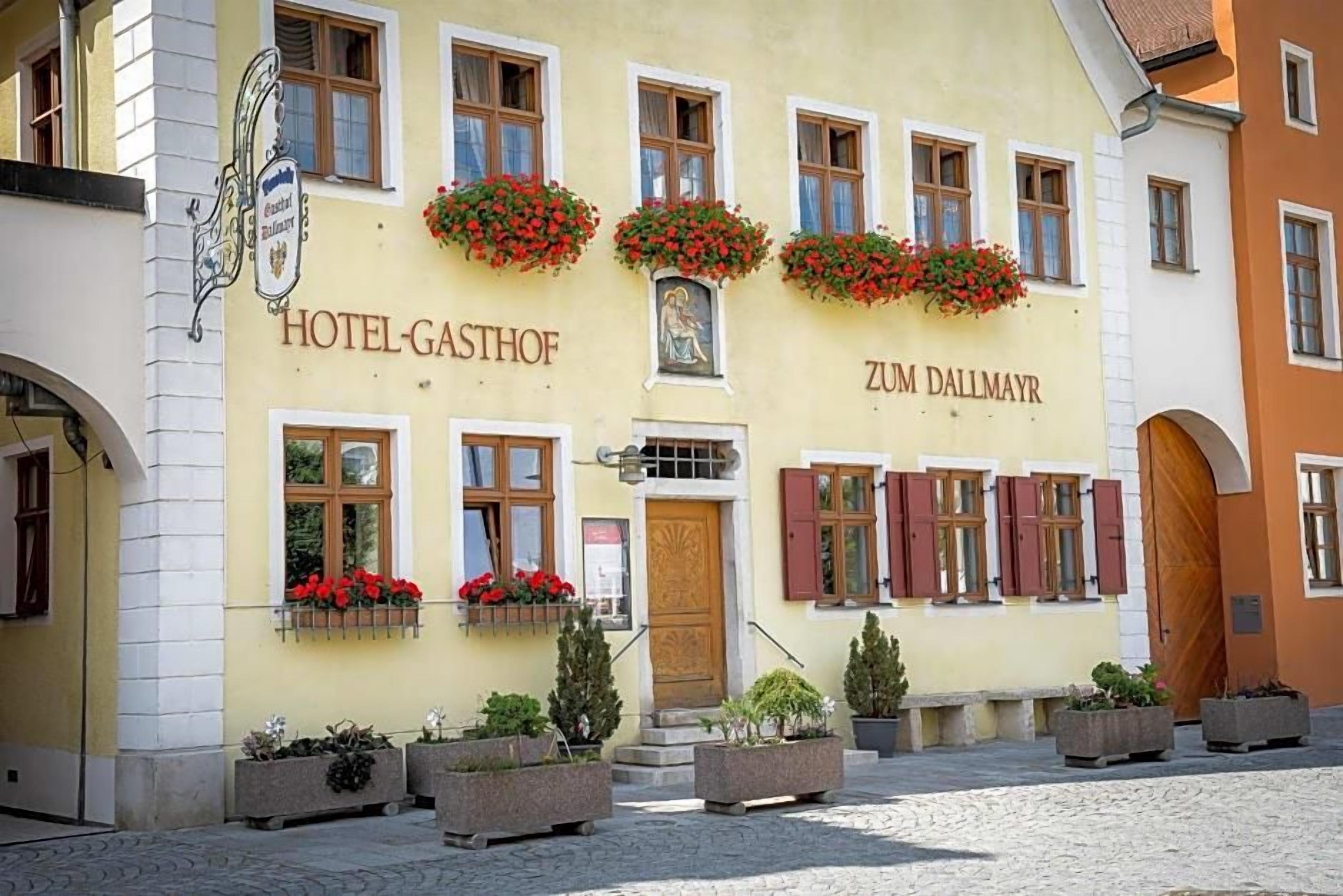 A building with a sign reading 'HOTEL-GASTHOF' and 'ZUM DALLMAYR'.
