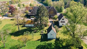 A rural village with traditional houses, a small church, and a river. - Hofgut Himmelreich (Kirchzarten)
