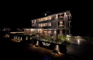 Un bâtiment à deux étages doté d’un balcon et d’une enseigne indiquant : « Leela Resort Mahabalipuram ».