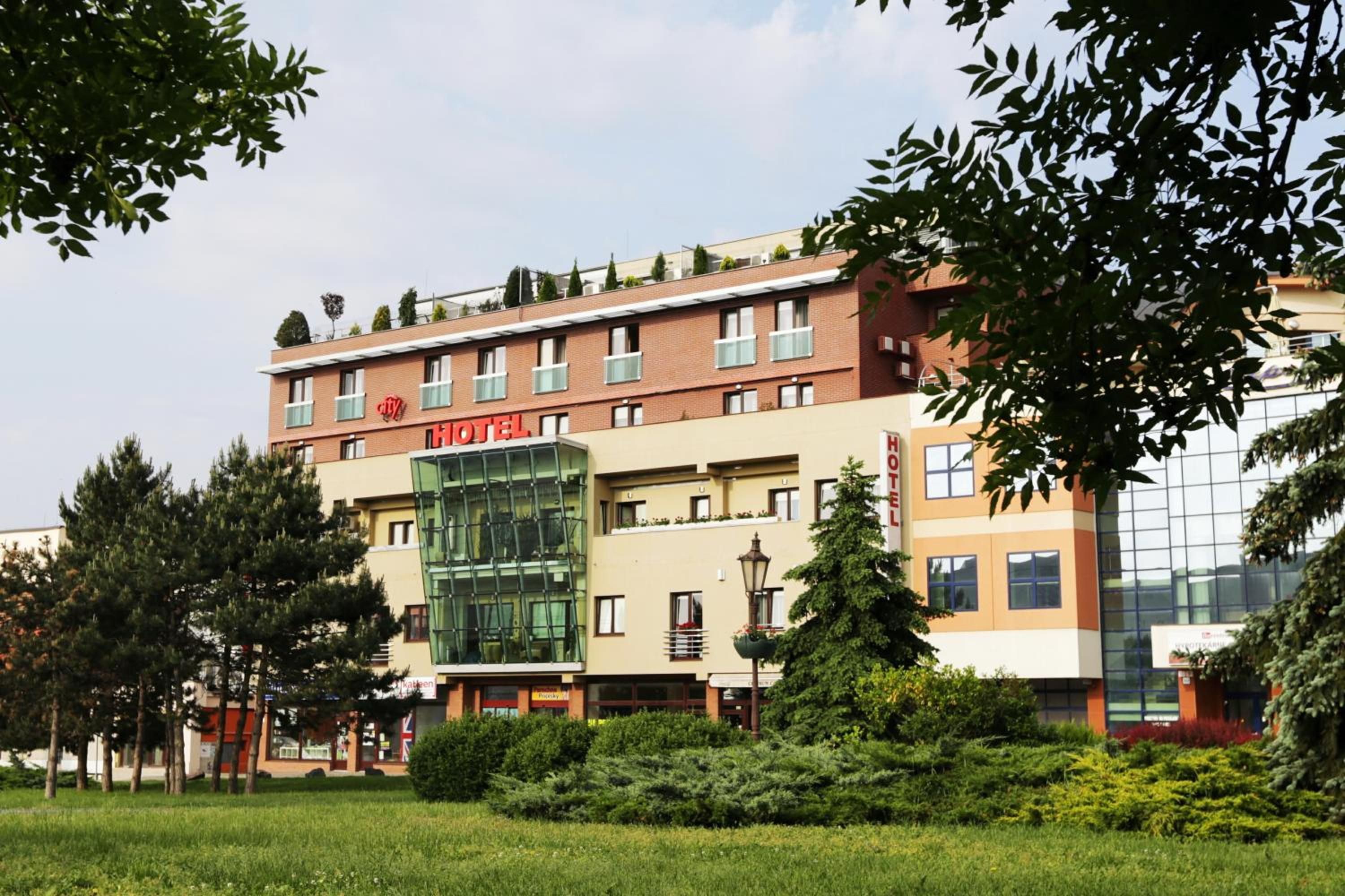 Un hotel con fachada moderna, múltiples ventanas y un llamativo letrero que dice 'HOTEL'.