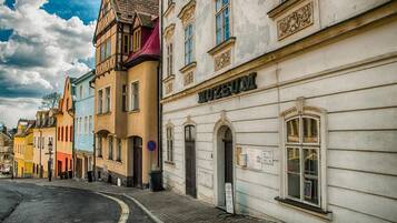 Eine Straße mit historischen Gebäuden, darunter ein Museum mit einer klassischen Fassade.
