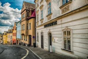 Rua com edifícios históricos, incluindo um museu com fachada clássica.