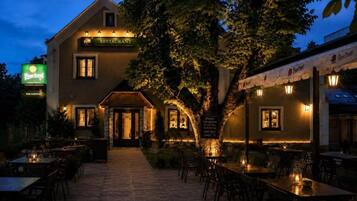 تناول الطعام بالخارج