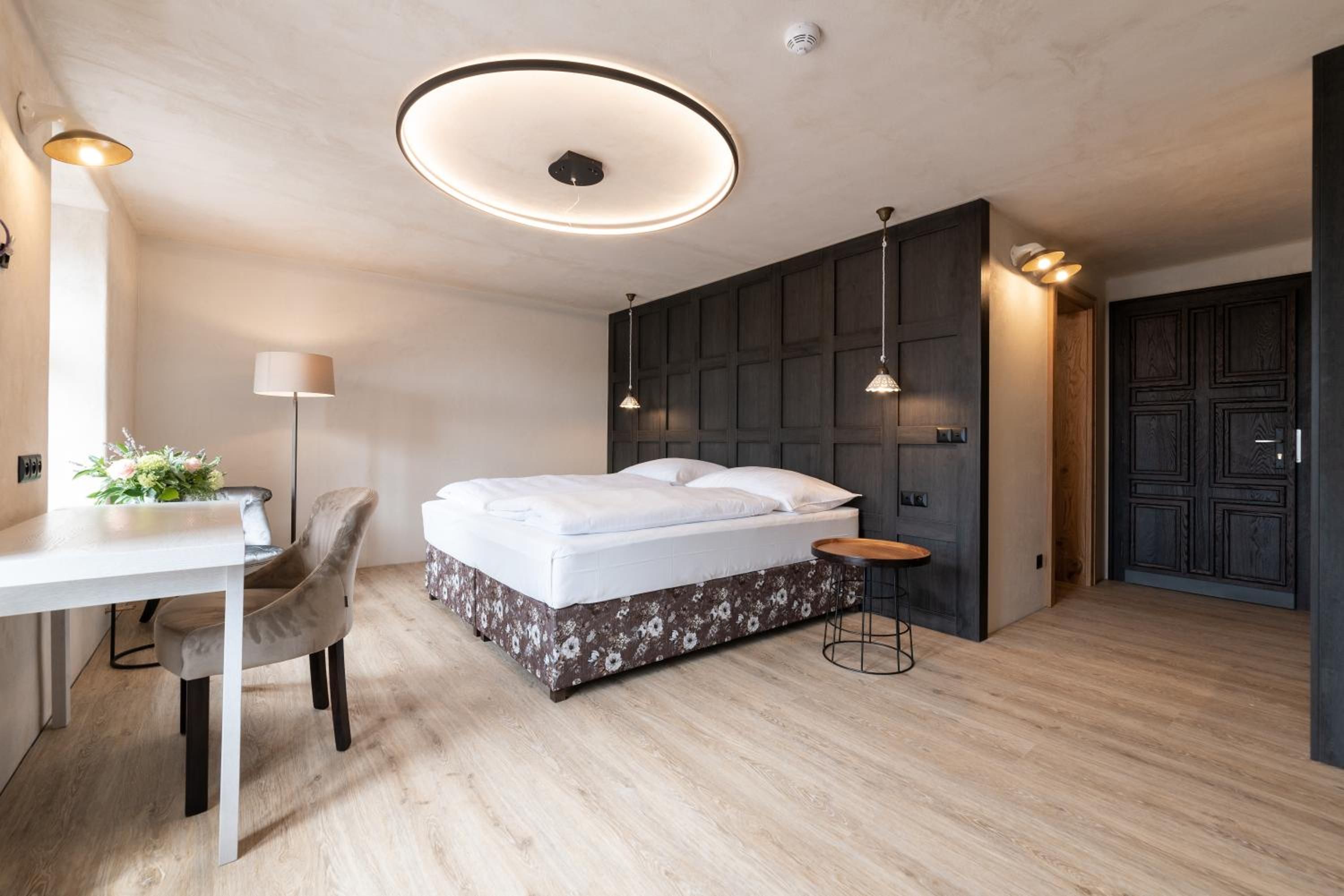 Ein modernes Schlafzimmer mit einem Bett, einem Schreibtisch und einem Stuhl.