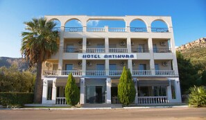 A multi-story hotel with balconies and a sign reading 'HOTEL ANTIKYRA'. - Antikyra Beach Hotel (Distomo-Arachova-Antikyra)