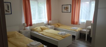 Una habitación de hotel con dos camas, un escritorio y una silla.
