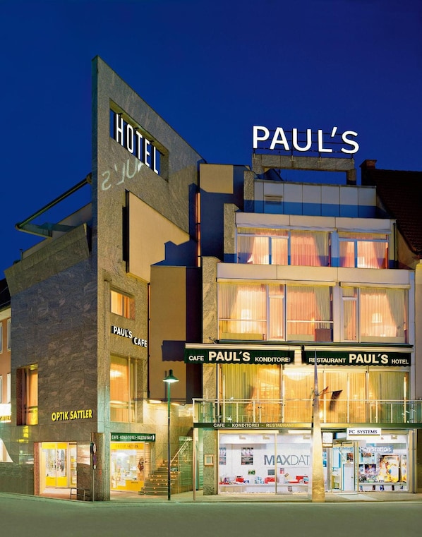 A multi-story building with signage for 'PAUL'S HOTEL' and 'PAUL'S CAFE.' - Paul S Hotel (Knittelfeld)