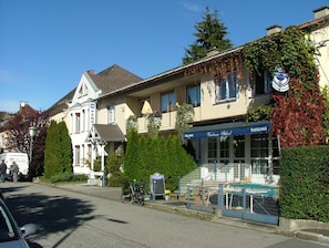 Vista de una calle con un edificio identificado como 'PUNTIGAMER' y un letrero que indica 'Columbia Wachauer Stuben'.