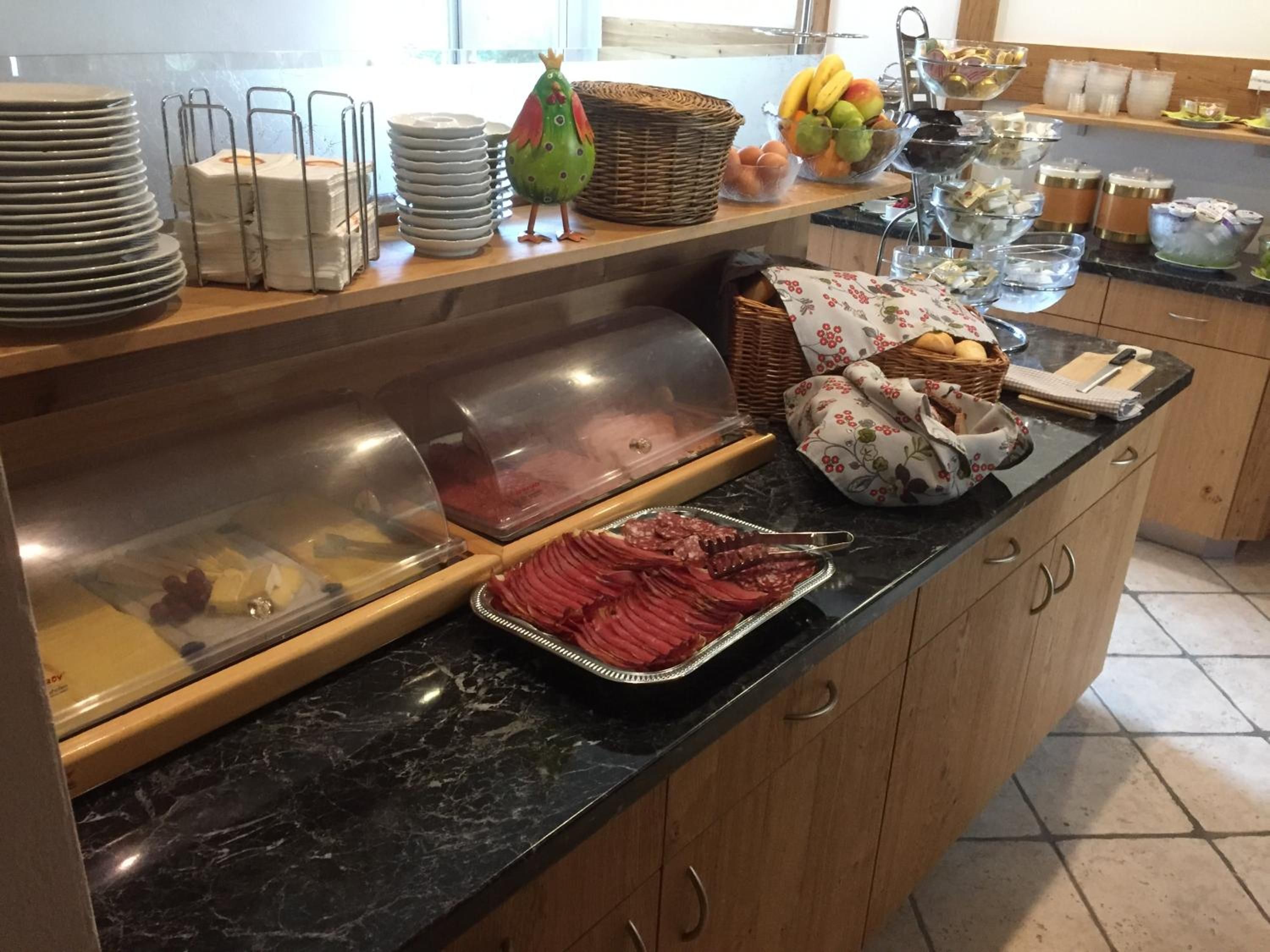 Ein reichhaltiges Buffet mit verschiedenen Speisen und Besteck.
