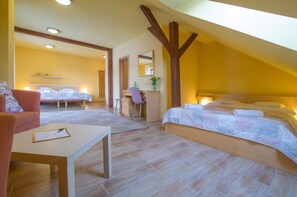 Quarto com cama, escrivaninha, cadeira e sofá.