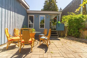 Outdoor dining - Tsawwassen Family Getaway | Beach & Ferry Terminal (Vancouver)