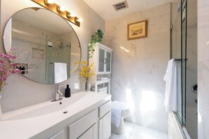 Bathroom - Tsawwassen Family Getaway | Beach & Ferry Terminal (Vancouver)