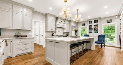 Private 7-Acre Luxury Knoxville Retreat. Sleeps 14. Theater + Game Room