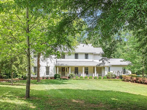 Private 7-Acre Luxury Knoxville Retreat. Sleeps 14. Theater + Game Room