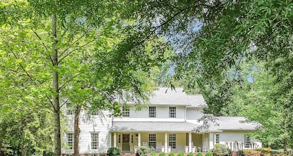 Private 7-Acre Luxury Knoxville Retreat. Sleeps 14. Theater + Game Room