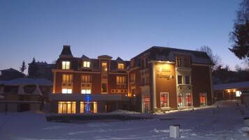 Un hotel de varios pisos con un cartel llamativo que dice 'Chateau Montagne'.