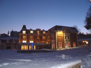 Un hotel de varios pisos con un cartel llamativo que dice 'Chateau Montagne'.