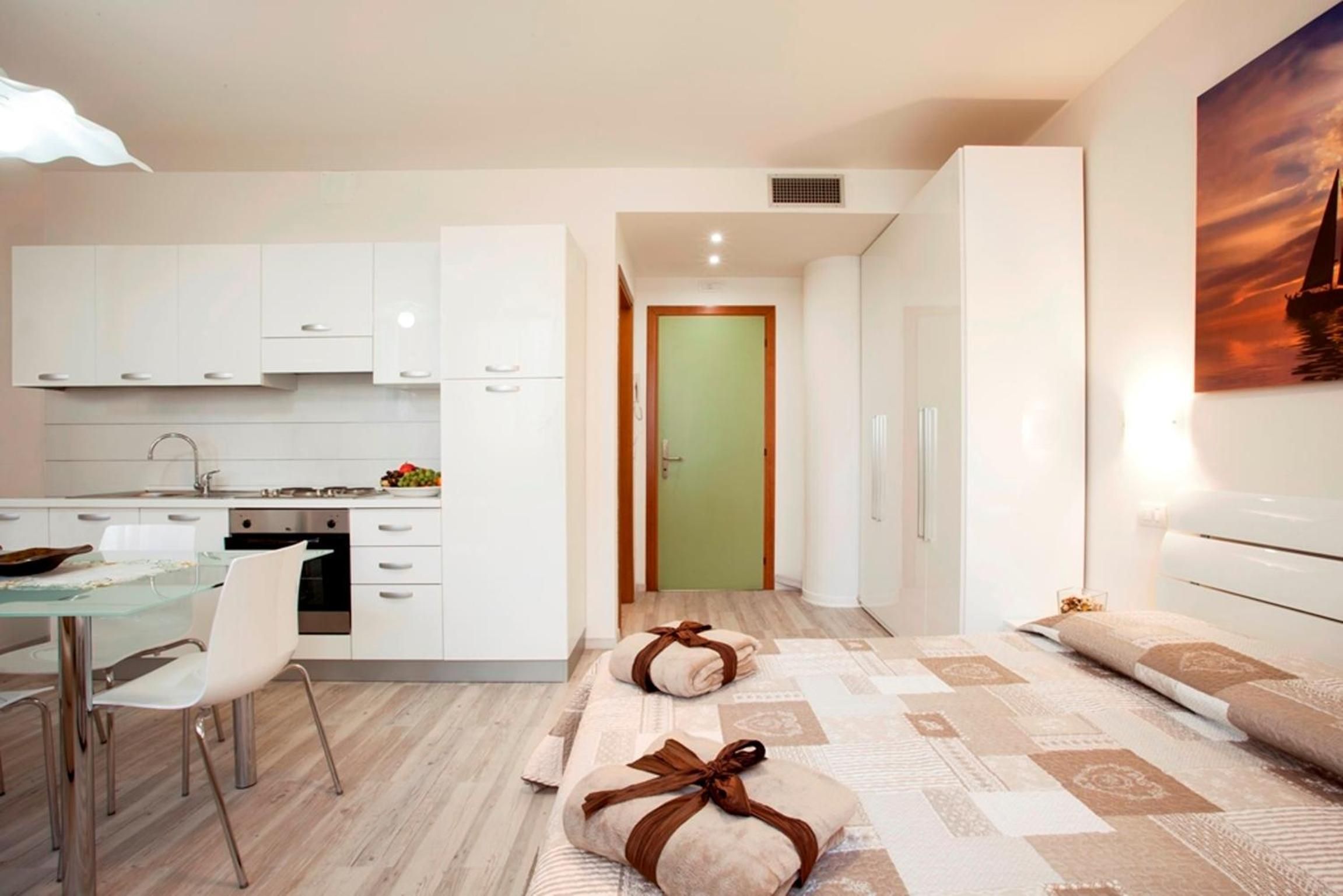 Un appartement moderne comprenant une cuisine, un coin repas et un salon.
