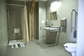 A modern bathroom with a shower, toilet, and sink. - Hostel Mi Odzynarodowe Centrum Spotka N M Codzie Y (Torun)