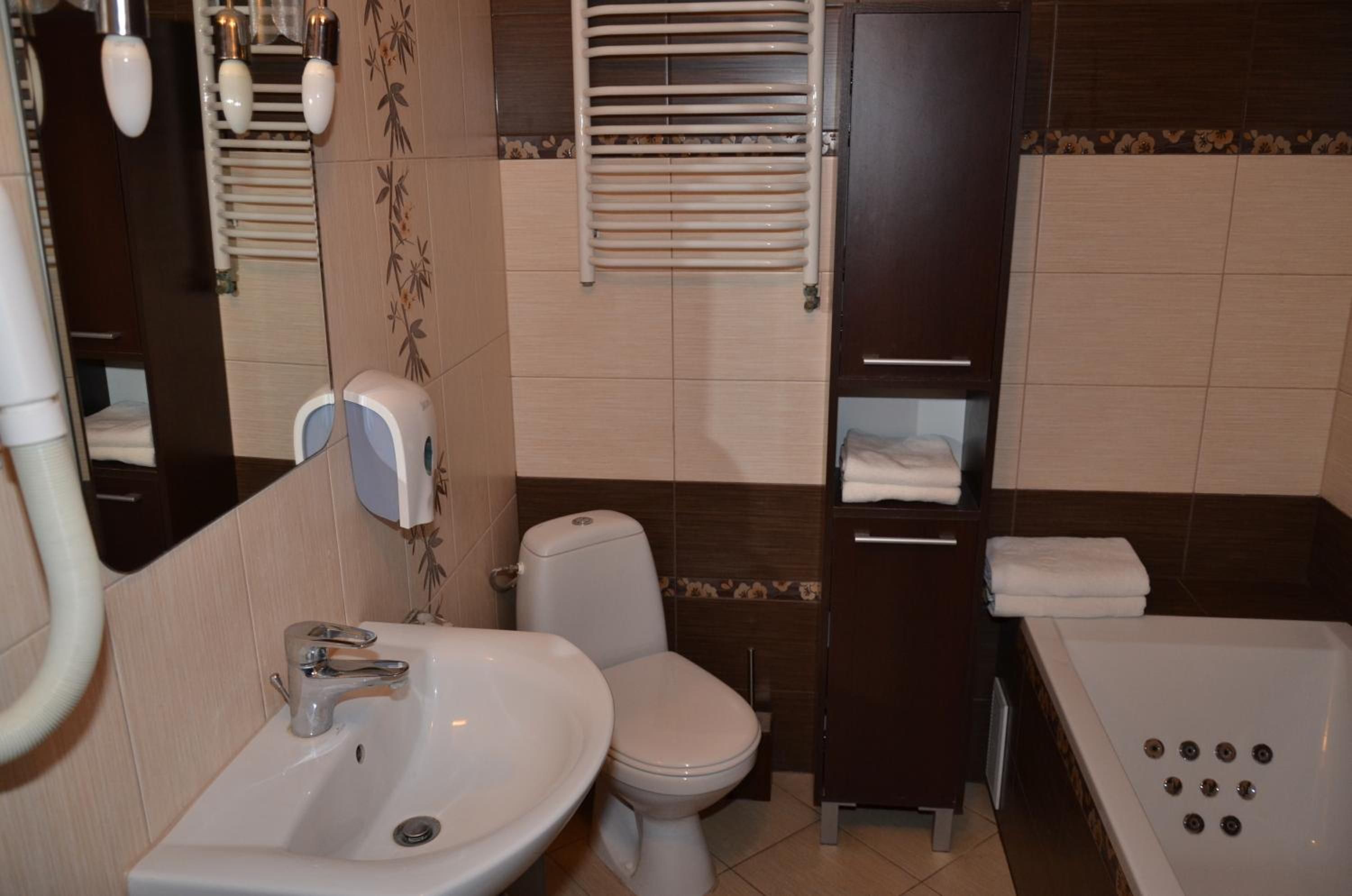 Ein Badezimmer mit Waschbecken, Toilette und Badewanne.