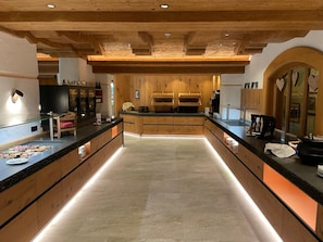 Una cocina moderna con armarios de madera, una isla central y un horno empotrado.