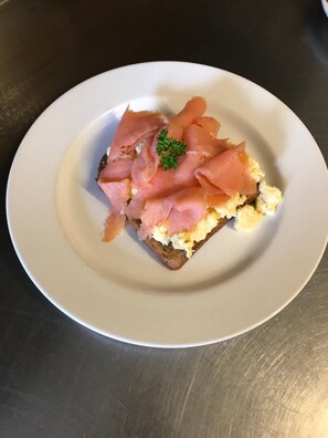 Une assiette blanche sur laquelle se trouve un sandwich.