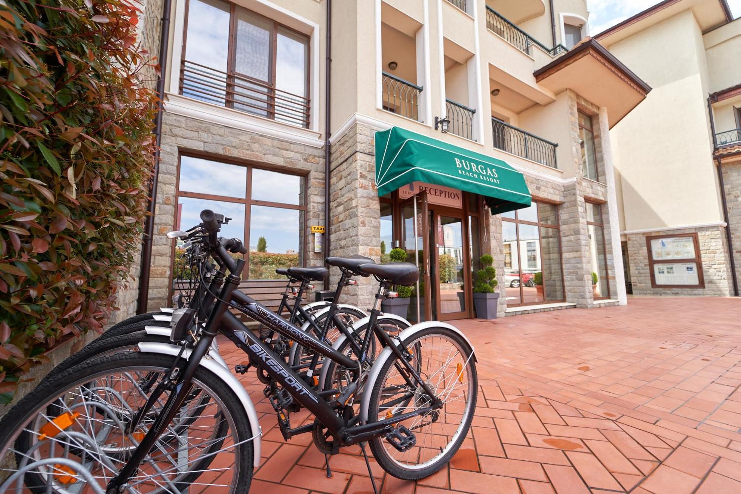 Ein Hotel mit Eingangsbereich und Empfang, ein Fahrrad davor sowie ein Pflasterweg.