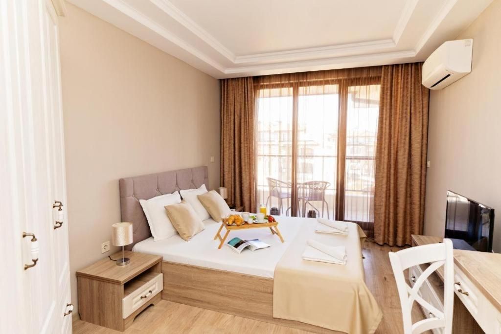 Ein Hotelzimmer mit Bett, Nachttisch und Essecke.