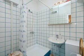 A bathroom with a shower, sink, and toilet. - House Lillla (Dubrovnik)