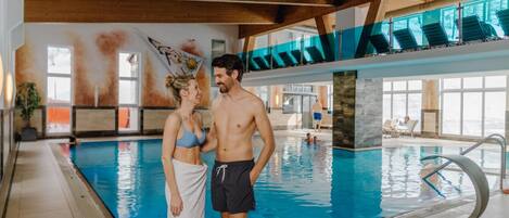 Piscina com design moderno, incluindo um deck superior de vidro e superfície de água translúcida.