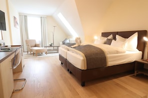 A hotel room with a bed, bedside table, chair, desk, and a TV. - Sorgerhof (Frauental an der Lassnitz)