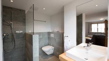Ein modernes Badezimmer mit Dusche, Toilette und Waschbecken.