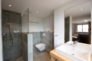 Ein modernes Badezimmer mit Dusche, Toilette und Waschbecken.