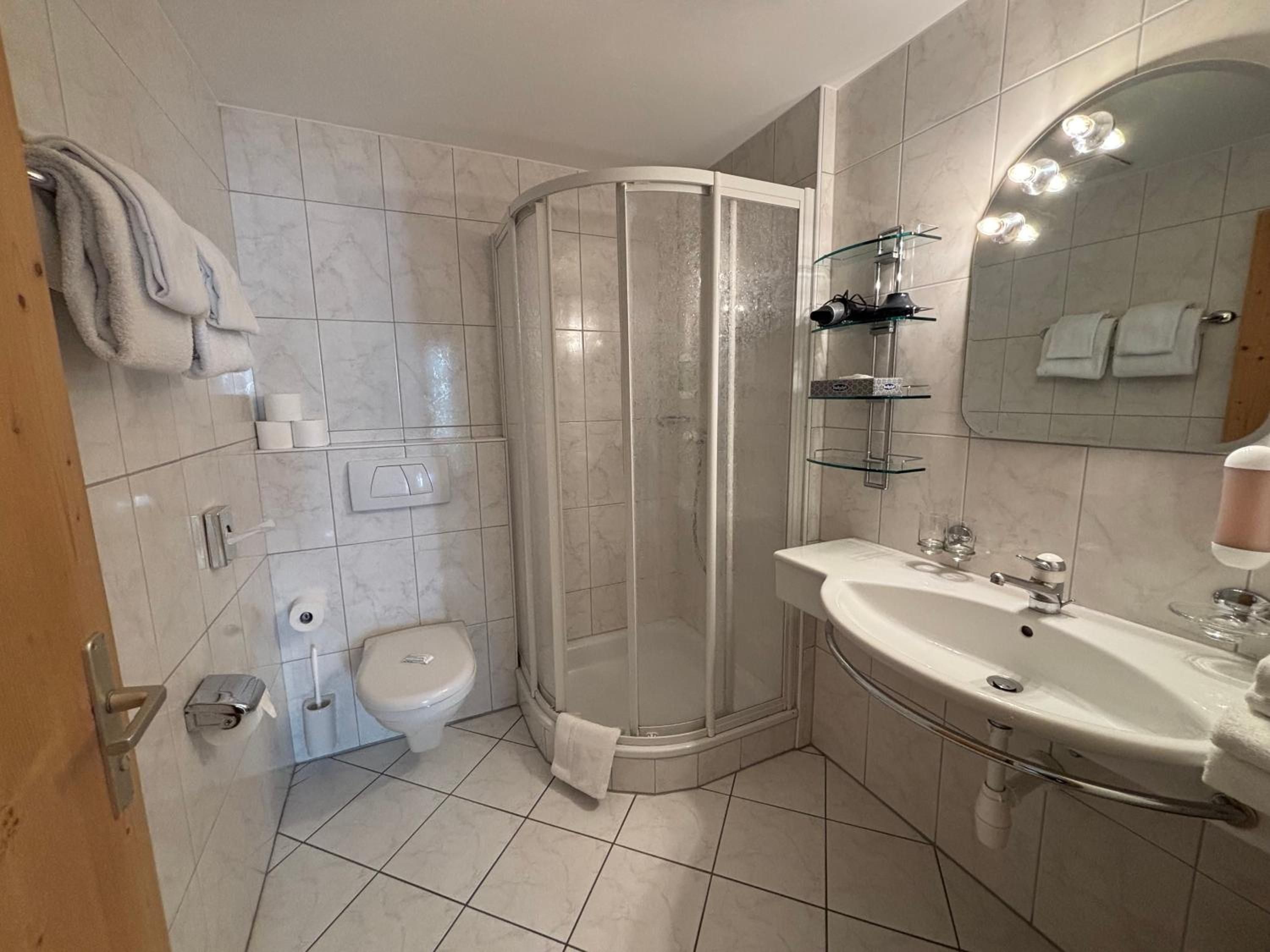 Ein modernes Badezimmer mit Dusche, Toilette und Waschbecken.