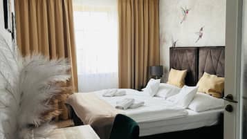 Ein Hotelzimmer mit einem Bett, einem Nachttisch und Blick auf die Stadt.
